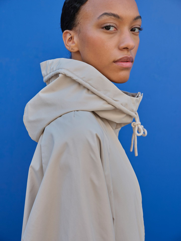 251-Lilli-Rainjacket-Dark-Sand-082-scaled.webp