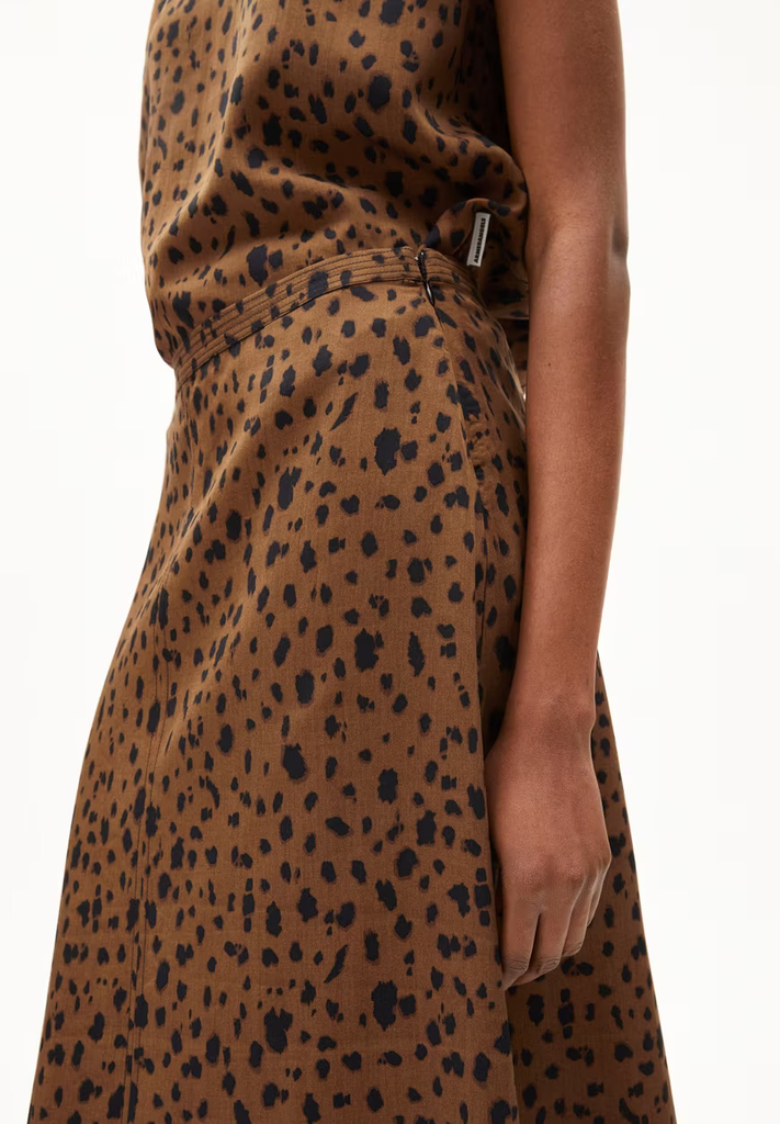 wolaaria-leopaa-dark-camel-03.webp