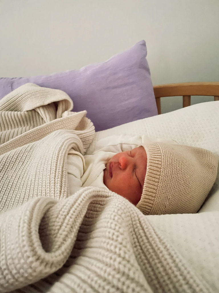 Hvid bonnet Newborn - 2 - Babette Oostduinkerke