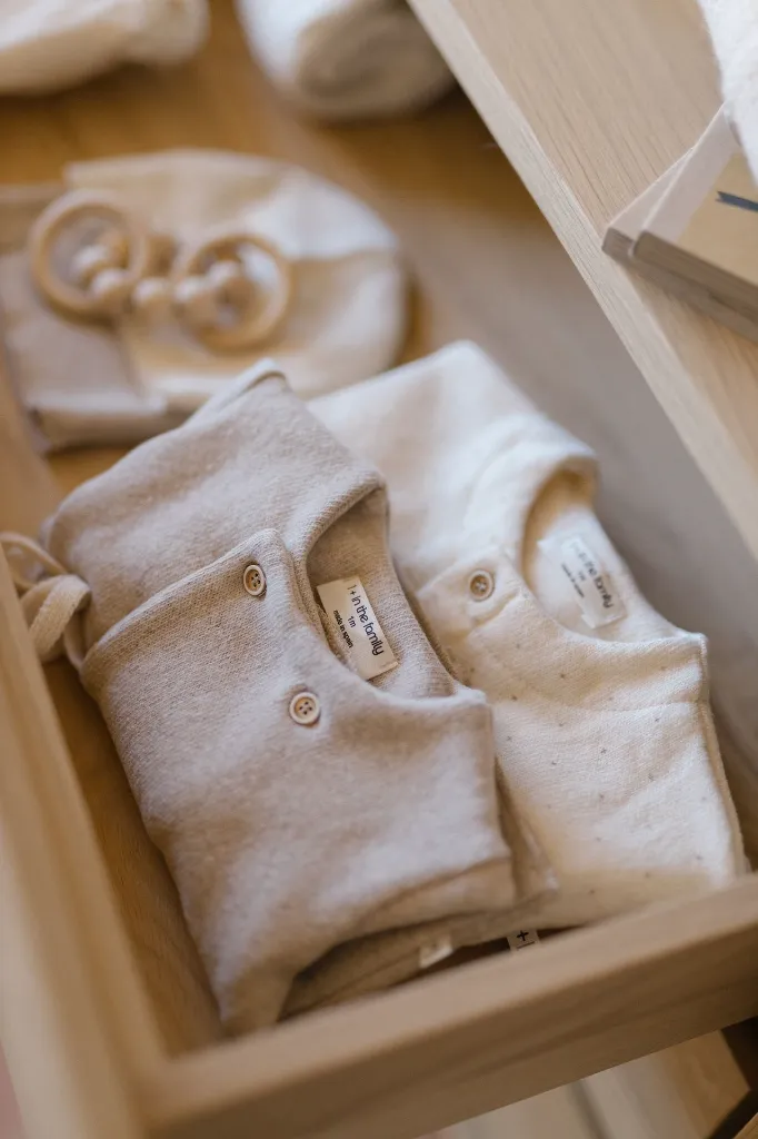 1+ in the family - Havre Jumpsuit met Voetjes (Beige) - 2 - Babette Oostduinkerke