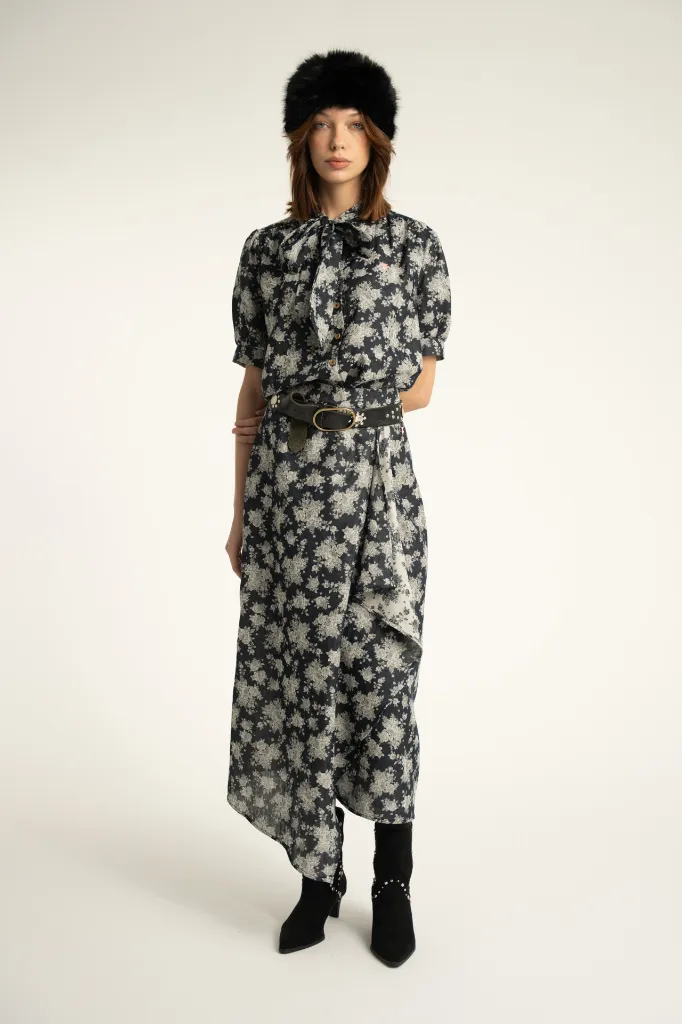blouse-black-floral-sisters-department-2.webp
