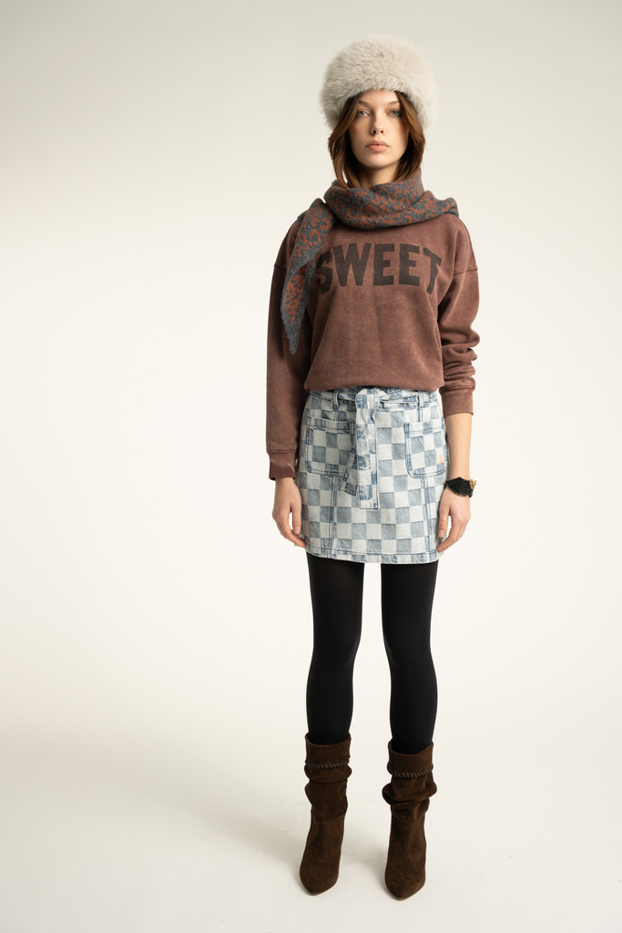 sweatshirt-fadded-brown-sisters-department-2.webp