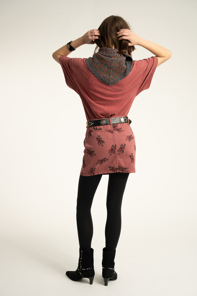 t-shirt-bordeaux-short-sleeves-sisters-department-3.webp