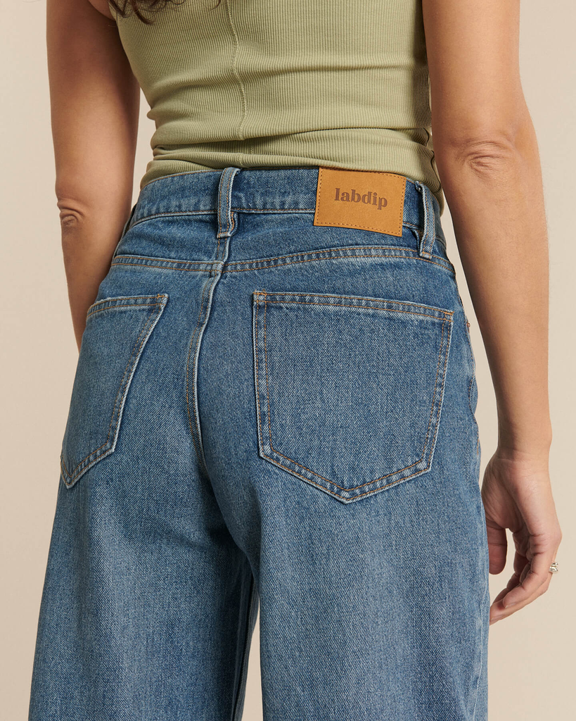 JOIE-DENIM-ASH_BLUE-IN_40-PO1620-SS26-ESHOP-33746_HD_web.webp