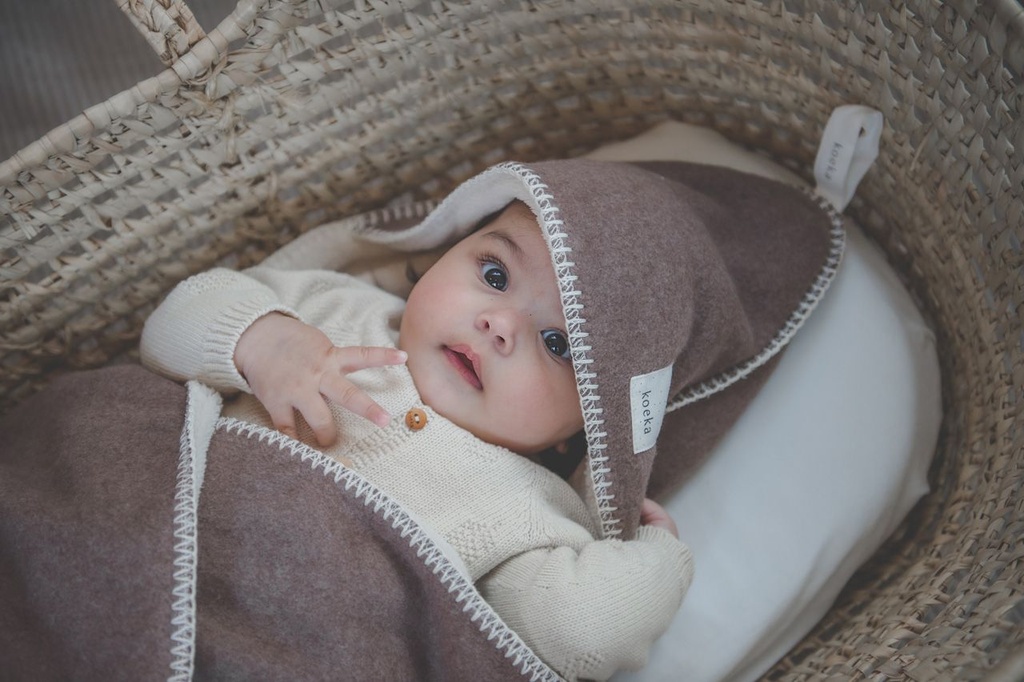 Koeka - Omslagdoek teddy Denver - Soft wood - 2 - Babette Oostduinkerke