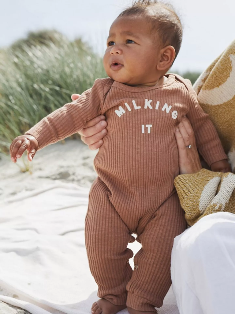 Claude & Co - Milking It Clay Onesie (12 maand)