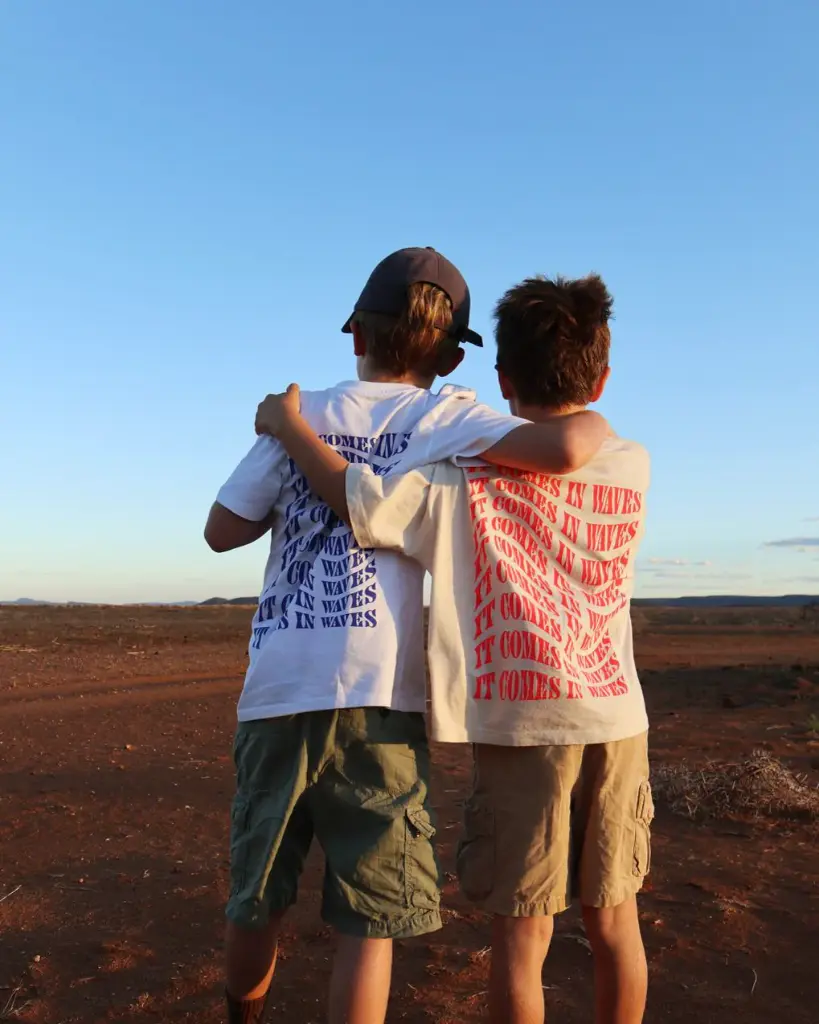 Ln - It comes in waves kids T-shirt 