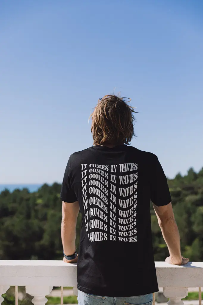 Ln - It comes in waves MANNEN T-shirt (M - 38, Black)