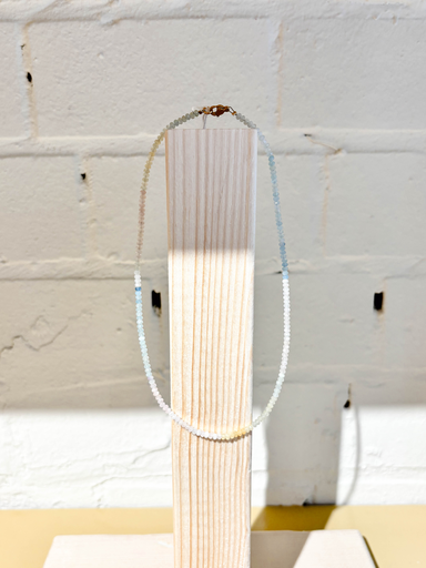 [202528] Kimchi - Ketting half edelsteen bleek